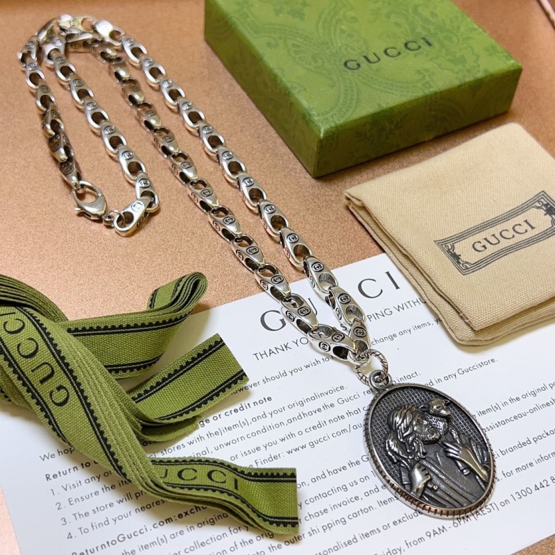 G*u*i necklaces